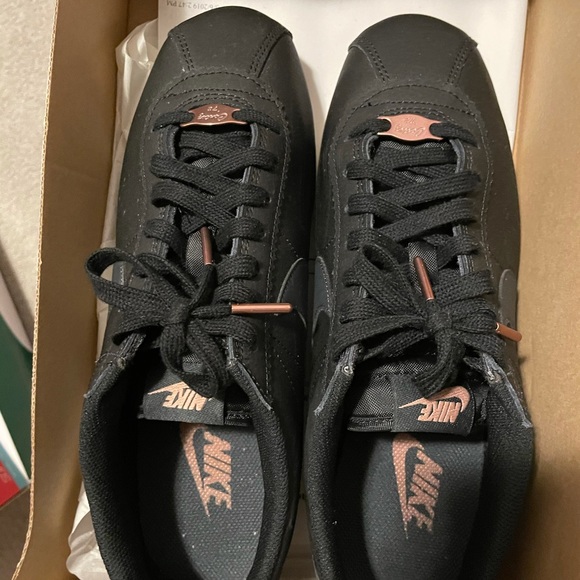 Nike Cortez - Picture 2 of 3